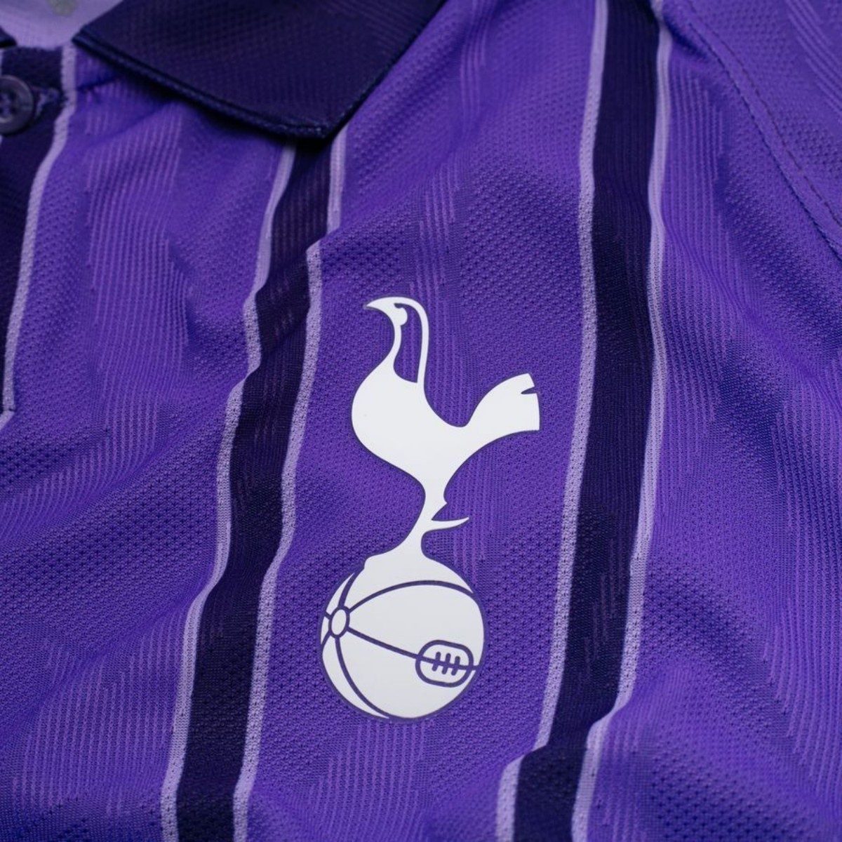 Tottenham Hotspur kolmas pelipaita 2026/27 (pelaajaversio) – joukkueen merkin yksityiskohta