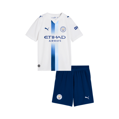 Manchester City lasten kolmas jalkapallosetti 2026/27 – pelipaita ja shortsit edestä